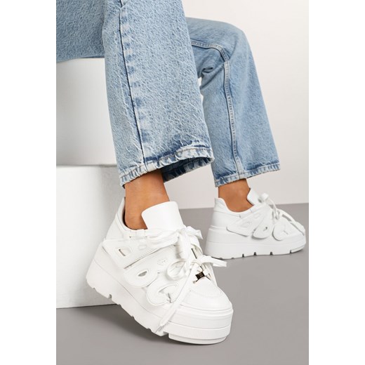 Białe Płaskie Sneakersy Vices z Podwójnym Sznurowaniem ze Zdobieniem 3D Nelarissa ze sklepu born2be.pl w kategorii Buty sportowe damskie - zdjęcie 177658473