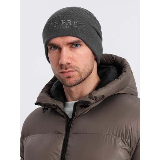 Męska dzianinowa czapka beanie z haftowanym napisem – grafitowa V2 OM-ACWH-0120 ze sklepu ombre w kategorii Czapki zimowe męskie - zdjęcie 177658874