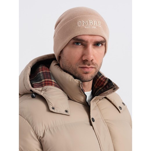 Czapka męska dzianinowa beanie z haftowanym napisem – piaskowa V6 OM-ACWH-0120 uniwersalny ombre