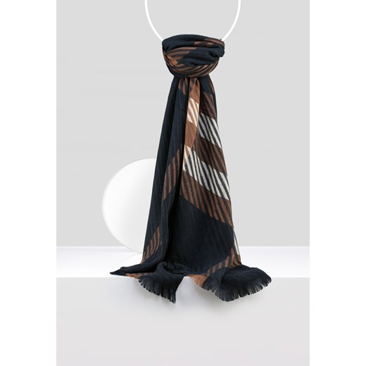 Elegancki szal w czarno-brązową kratę ze sklepu Molton w kategorii Szaliki i chusty damskie - zdjęcie 177675382