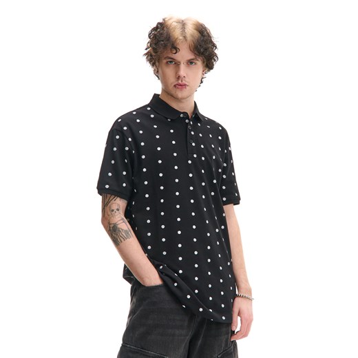 Cropp - T-shirt polo z kostkami do gry all over - czarny ze sklepu Cropp w kategorii T-shirty męskie - zdjęcie 177701304