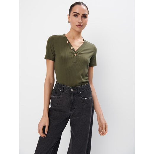 Mohito - Zielony t-shirt z dekoltem V - zielony ze sklepu Mohito w kategorii Bluzki damskie - zdjęcie 177704022