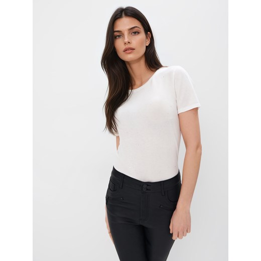 Mohito - Biały t-shirt z ozdobnymi elementami - biały ze sklepu Mohito w kategorii Bluzki damskie - zdjęcie 177704582