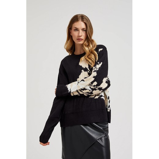 Wzorzysty sweter o luźnym fasonie czarny ze sklepu Moodo.pl w kategorii Swetry damskie - zdjęcie 177794693
