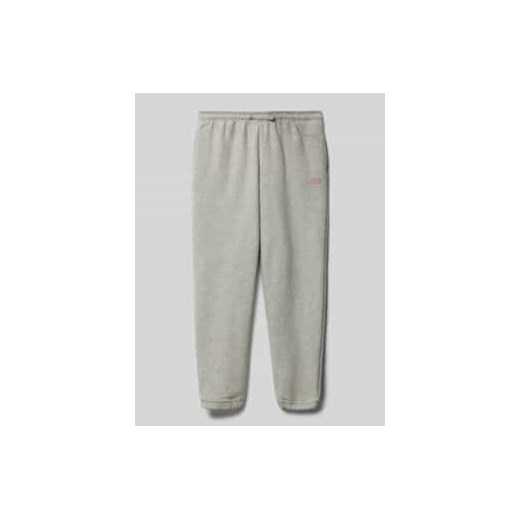 Spodnie dresowe o kroju comfort fit z nadrukiem z logo ze sklepu Peek&Cloppenburg  w kategorii Spodnie chłopięce - zdjęcie 177825472