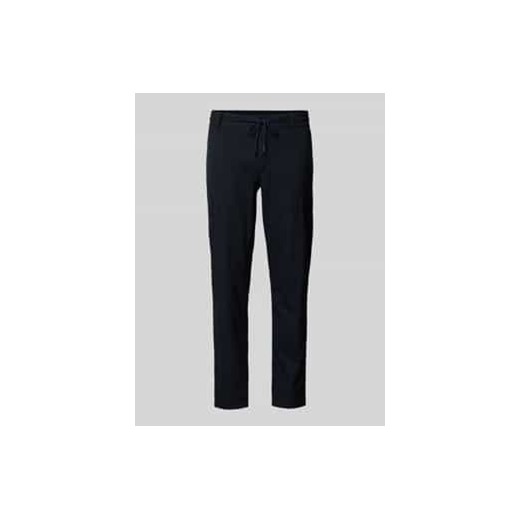 Chinosy o kroju tapered fit z wiązanym paskiem ze sklepu Peek&Cloppenburg  w kategorii Spodnie męskie - zdjęcie 177837844