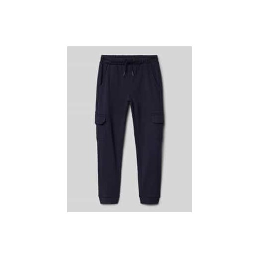 Spodnie dresowe o kroju regular fit z wpuszczanymi kieszeniami ze sklepu Peek&Cloppenburg  w kategorii Spodnie chłopięce - zdjęcie 177849241