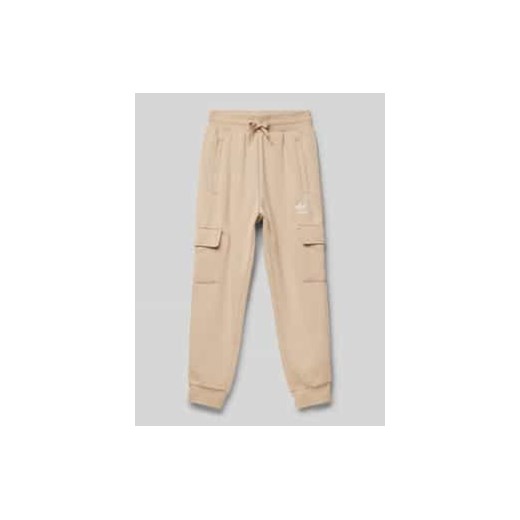 Spodnie dresowe o kroju regular fit z kieszeniami cargo ze sklepu Peek&Cloppenburg  w kategorii Spodnie chłopięce - zdjęcie 177849790