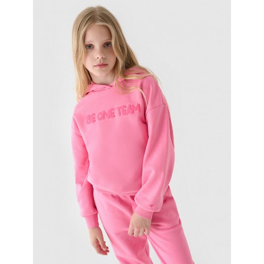 Dziewczęca bluza dresowa nierozpinana z kapturem 4F  4FJRAW24TSWSF1790 - różowa ze sklepu Sportstylestory.com w kategorii Bluzy dziewczęce - zdjęcie 177893460