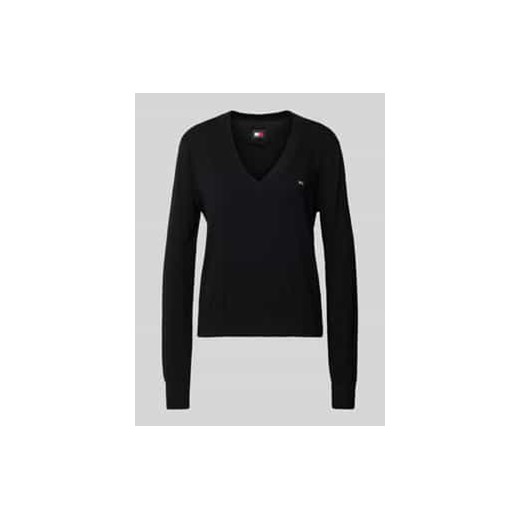 Sweter z dekoltem w serek i wyhaftowanym logo ze sklepu Peek&Cloppenburg  w kategorii Swetry damskie - zdjęcie 177945640