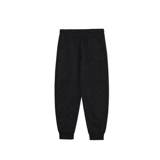 Cropp - Czarne dresowe joggery z nadrukiem all over - czarny ze sklepu Cropp w kategorii Spodnie męskie - zdjęcie 178031733