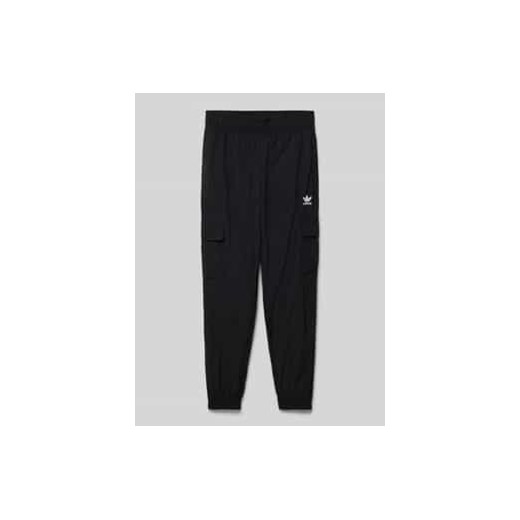 Spodnie cargo o kroju regular fit z wyhaftowanym logo ze sklepu Peek&Cloppenburg  w kategorii Spodnie chłopięce - zdjęcie 178050573