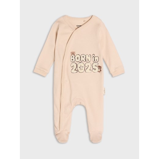 Sinsay - Pajacyk z napisem "Born in 2025" - beżowy Sinsay 68 Sinsay