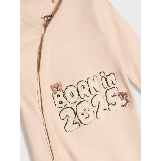 Sinsay - Pajacyk z napisem "Born in 2025" - beżowy Sinsay 68 Sinsay