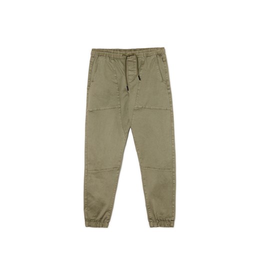 Cropp - Oliwkowe spodnie jogger regular z kieszeniami - zielony ze sklepu Cropp w kategorii Spodnie męskie - zdjęcie 178102653