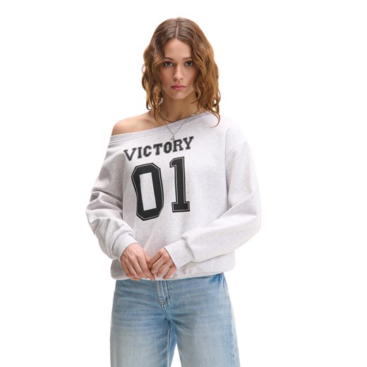 Cropp - Jasnoszara bluza z czarnym napisem - jasny szary ze sklepu Cropp w kategorii Bluzy damskie - zdjęcie 178104041