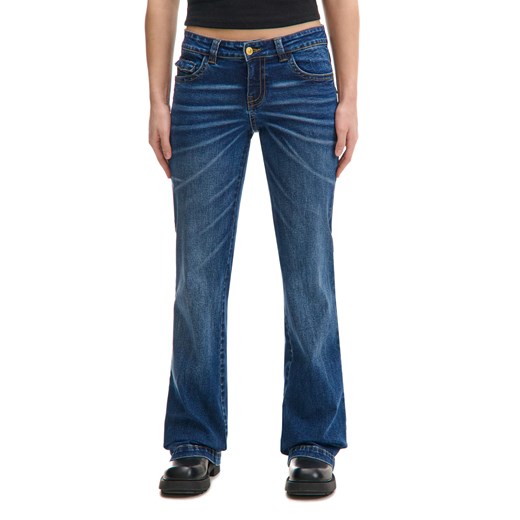 Cropp - Jeansy flare z kieszeniami na guziki - granatowy ze sklepu Cropp w kategorii Jeansy damskie - zdjęcie 178114751