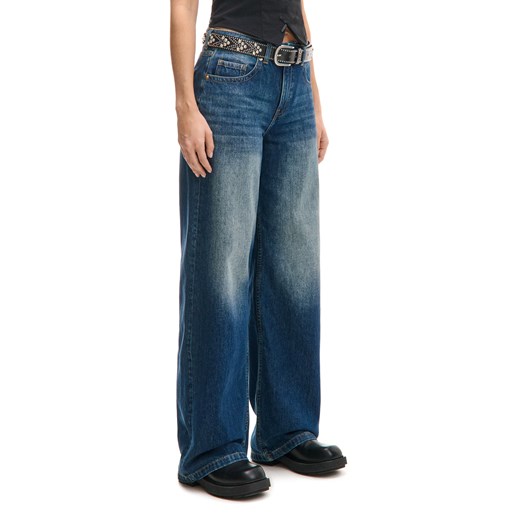 Cropp - Niebieskie jeansy baggy low waist - granatowy ze sklepu Cropp w kategorii Jeansy damskie - zdjęcie 178122733