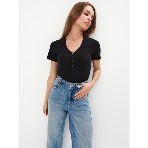 Mohito - T-shirt z dekoltem V - czarny ze sklepu Mohito w kategorii Bluzki damskie - zdjęcie 178126930