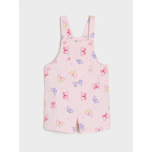 Sinsay - Jeansowe ogrodniczki z nadrukiem w motylki - różowy Sinsay 92 Sinsay
