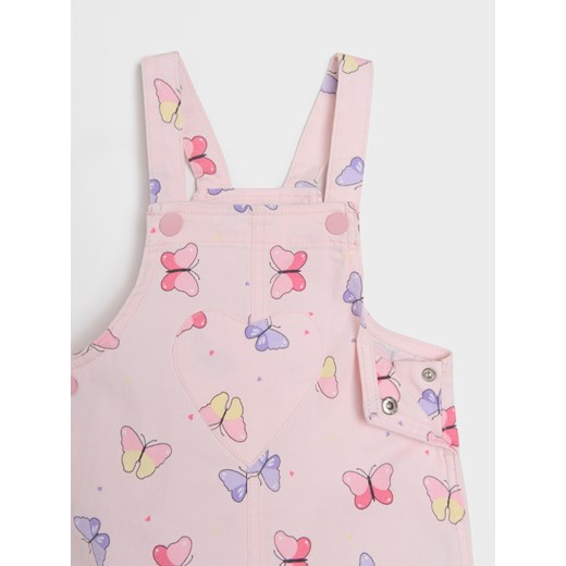 Sinsay - Jeansowe ogrodniczki z nadrukiem w motylki - różowy Sinsay 92 Sinsay