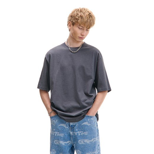 Cropp - Basicowa szara koszulka comfort - szary ze sklepu Cropp w kategorii T-shirty męskie - zdjęcie 178139530