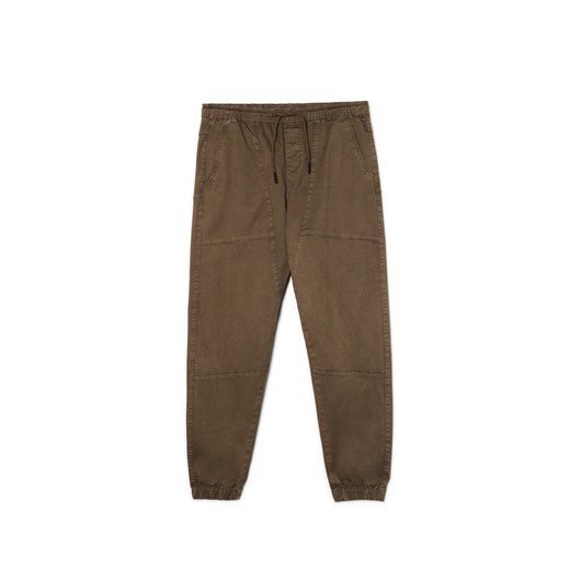 Cropp - Brązowe spodnie jogger regular z kieszeniami - brązowy ze sklepu Cropp w kategorii Spodnie męskie - zdjęcie 178139641