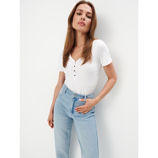 Mohito - Biały t-shirt z dekoltem V - biały ze sklepu Mohito w kategorii Bluzki damskie - zdjęcie 178141762