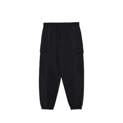 Cropp - Czarne dresowe joggery z kieszeniami cargo - czarny ze sklepu Cropp w kategorii Spodnie męskie - zdjęcie 178143874