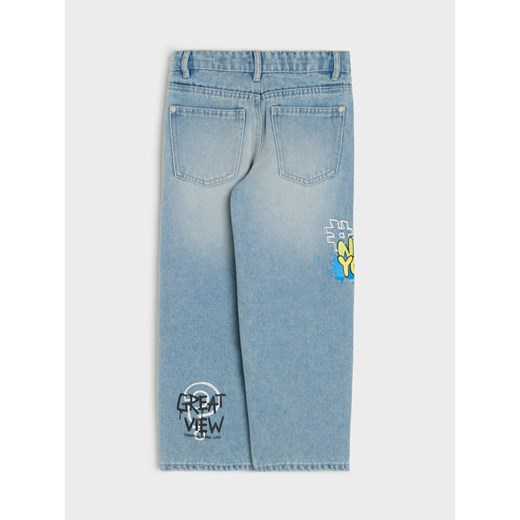 Sinsay - Jeansy loose fit z nadrukiem na nogawce - niebieski Sinsay 128 Sinsay