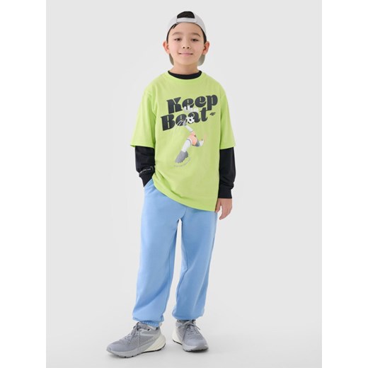 Chłopięcy t-shirt oversize z nadrukiem 4F 4FJASAW24TTSHM2596 - zielony ze sklepu Sportstylestory.com w kategorii T-shirty chłopięce - zdjęcie 178151984