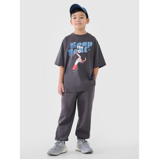 Chłopięcy t-shirt oversize z nadrukiem 4F 4FJASAW24TTSHM2596 - szary ze sklepu Sportstylestory.com w kategorii T-shirty chłopięce - zdjęcie 178152004