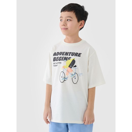 Chłopięcy t-shirt oversize z nadrukiem 4F 4FJASAW24TTSHM2596 - biały ze sklepu Sportstylestory.com w kategorii T-shirty chłopięce - zdjęcie 178152042