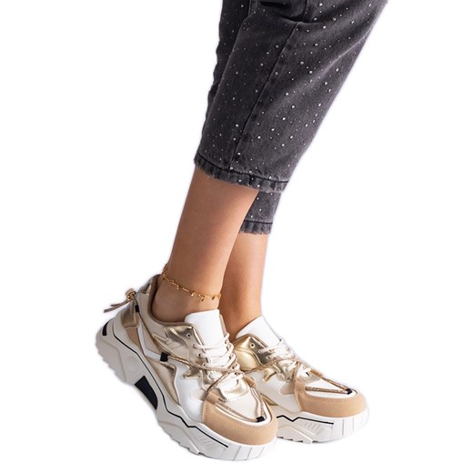 Beżowe sneakersy zdobione cyrkoniowym sznurkiem beżowy ze sklepu ButyModne.pl w kategorii Buty sportowe damskie - zdjęcie 178153150