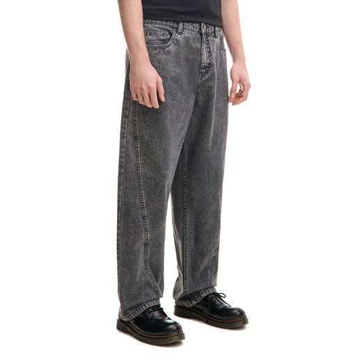 Cropp - Spodnie loose z dekoracyjnymi przeszyciami - szary ze sklepu Cropp w kategorii Jeansy męskie - zdjęcie 178159130