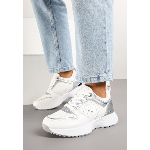 Białe Sneakersy z Trójkątną Aplikacją i Perforacją Sennevia ze sklepu born2be.pl w kategorii Buty sportowe damskie - zdjęcie 178165113