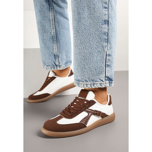 Brązowo-Białe Sneakersy w Stylu Kultowych Tenisówek z Ozdobną Klamerką Senaliera ze sklepu born2be.pl w kategorii Buty sportowe damskie - zdjęcie 178166494