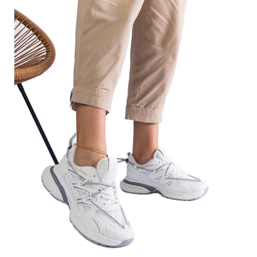 Białe damskie sneakersy na masywnej podeszwie ze sklepu ButyModne.pl w kategorii Buty sportowe damskie - zdjęcie 178178091