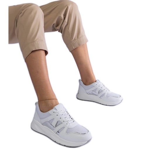Białe sneakersy na grubej podeszwie ze sklepu ButyModne.pl w kategorii Buty sportowe damskie - zdjęcie 178178093