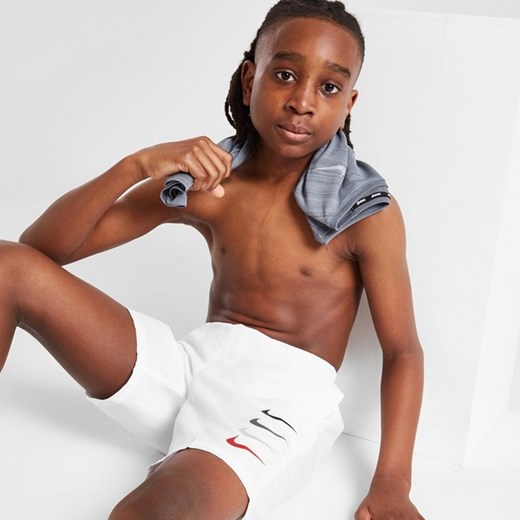 NIKE SWIM SZORTY STACKED SWOOSH SWIM WHT ze sklepu JD Sports  w kategorii Spodenki chłopięce - zdjęcie 178189421