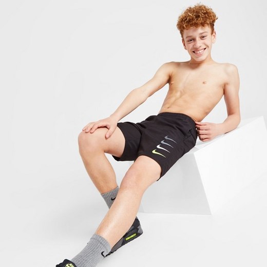 NIKE SWIM SZORTY STACKED SWOOSH SWIM BLK ze sklepu JD Sports  w kategorii Spodenki chłopięce - zdjęcie 178189423