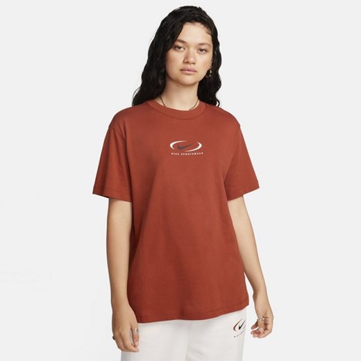 NIKE T-SHIRT NSW TEE BF PRNT SWSH ze sklepu JD Sports  w kategorii Bluzki damskie - zdjęcie 178189933