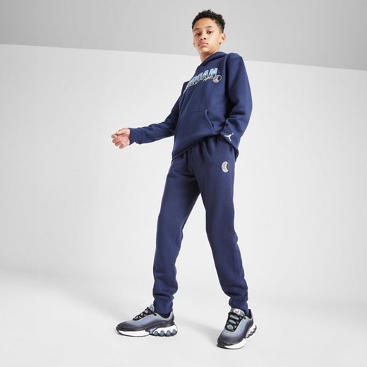 JORDAN SPODNIE COLG PATCH JOG NVY/BLU B ze sklepu JD Sports  w kategorii Spodnie chłopięce - zdjęcie 178191371