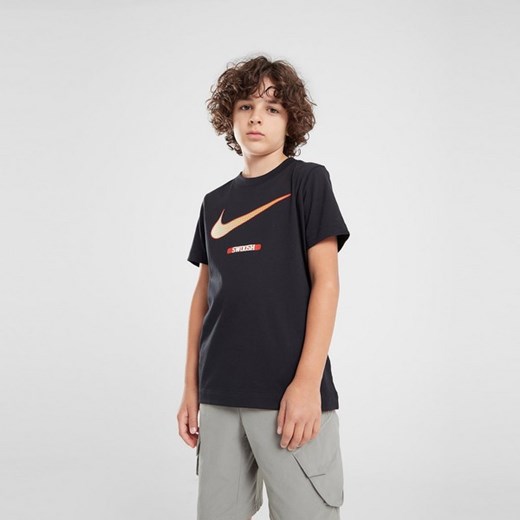 NIKE T-SHIRT BRNDMRK4 TEE BLK B ze sklepu JD Sports  w kategorii T-shirty chłopięce - zdjęcie 178192753