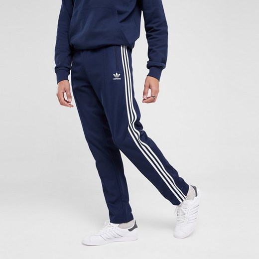 ADIDAS SPODNIE BECKENBAUER TP ze sklepu JD Sports  w kategorii Spodnie męskie - zdjęcie 178193000