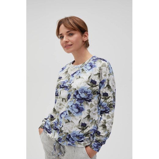 Bluza w kwiaty bez kaptura niebieska ze sklepu Moodo.pl w kategorii Bluzy damskie - zdjęcie 178202923