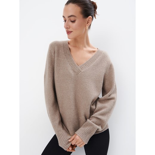 Mohito - Beżowy sweter z dekoltem V - beżowy ze sklepu Mohito w kategorii Swetry damskie - zdjęcie 178219320