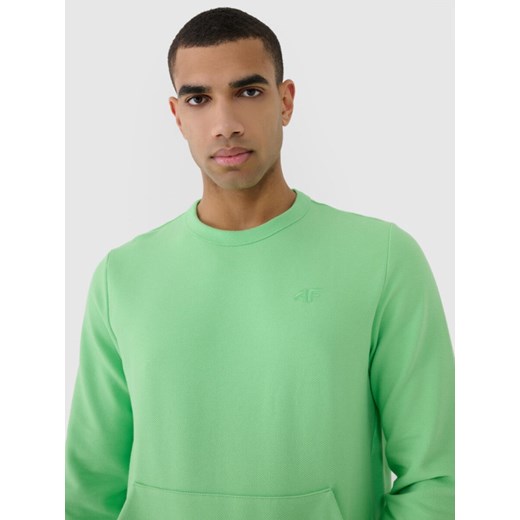 Męska bluza dresowa nierozpinana bez kaptura 4F 4FRSS25TSWSM2149 - zielona ze sklepu Sportstylestory.com w kategorii Bluzy męskie - zdjęcie 178220984