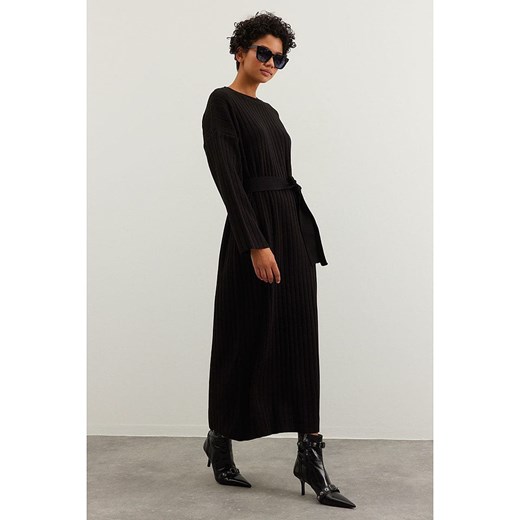 Trendyol sukienka z okrągłym dekoltem czarna na jesień z długim rękawem 