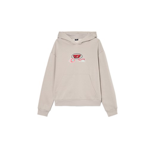 Cropp - Jasnoszara bluza z racingową naszywką - jasny szary ze sklepu Cropp w kategorii Bluzy damskie - zdjęcie 178243940